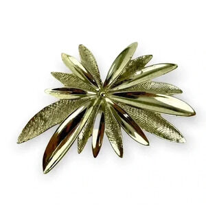 VTG Sarah Coventry Gold Tone Signed Art Kitsch Brooch Pin